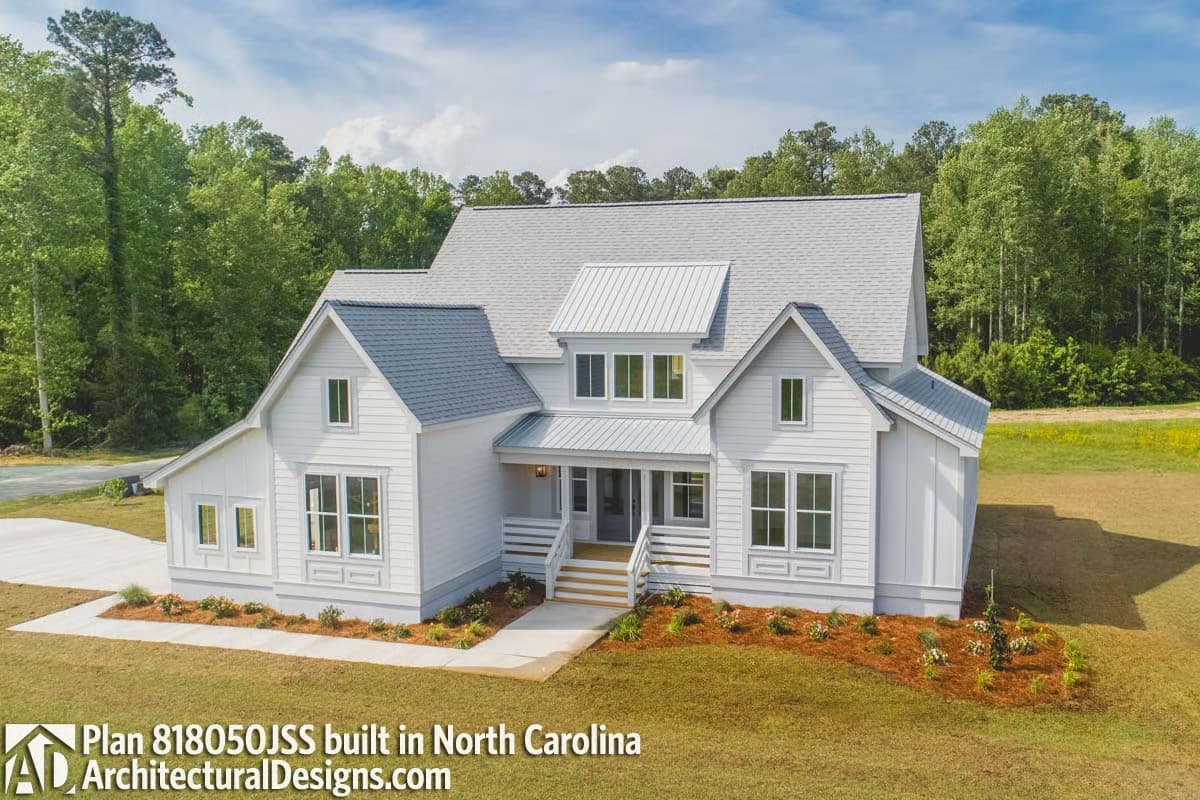 Plan 818050JSS
Transitional House Plan with Central Open Living Space - 2330 Sq Ft